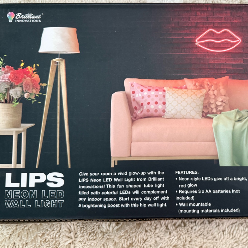 Red Lips LED Neon Sign - Picture 2 of 5